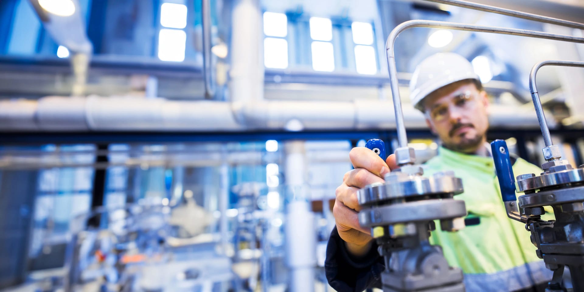 An employee wearing safety clothing operates a technical device at a Uniper power plant.