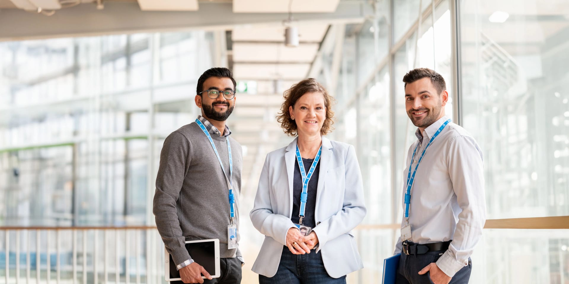 Two employees and one female employee are standing in the hallway of Uniper's main building in Düsseldorf.